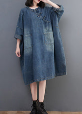 Vestido largo de mezclilla azul vintage con cuello redondo y botones de patchwork y manga larga